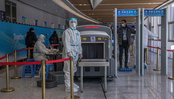 Personal con equipo protector comprueba a los pasajeros en una estación de tren después de su llegada en un tren olímpico especial a Zhangjiakou, dentro de la "burbuja olímpica" COVID-19 en China. (Foto: EFE/EPA/ROMAN PILIPEY).