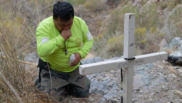Los voluntarios de las Águilas del Desierto ponen cruces en el desierto de Sonora cuando encuentran los restos de un migrante. (JOSÉ MARÍA RODERO / BBC NEWS MUNDO).