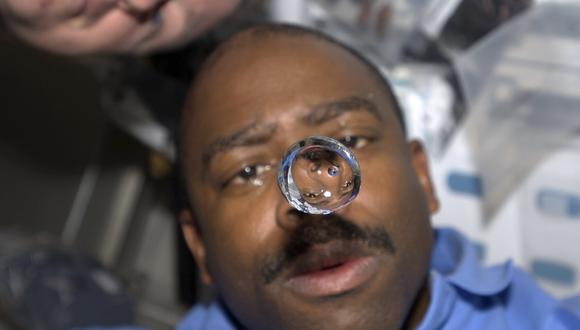 Melvin, que viajó a bordo del transbordador espacial Atlantis como especialista de misión y ha sido nombrado director del departamento educativo de la NASA, muestra a los aficionados la labor de la agencia espacial, así como varios de los proyectos que se realizan en la actualidad. (Foto: Reuters)