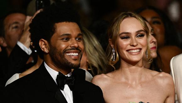 Felices y sonrientes como nunca lucieorn The Weeknd y Lily-Rose Depp en la premiere de su serie.
(Foto: AFP)