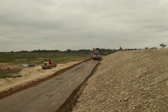Observan trabajos de rehabilitación del dique izquierdo del río Piura