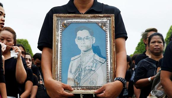 El luto por muerte del rey de Tailandia agota la ropa negra