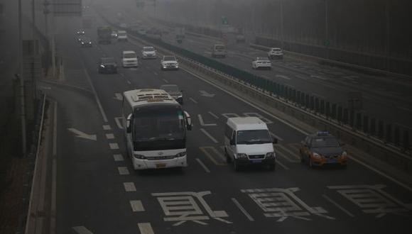 Los vehículos viajan a lo largo de una carretera durante un día contaminado en Pekín, China. Según un informe de la ONU, las emisiones de CO2 aumentaron por primera vez en cuatro años. (Foto referencial: EFE)
