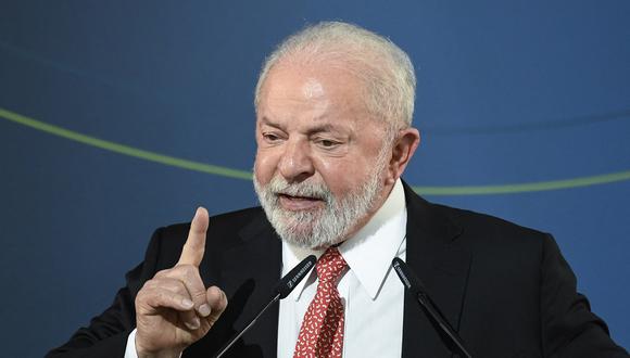 El presidente de Brasil, Luiz Inácio Lula da Silva, pronuncia un discurso en Matosinhos, norte de Portugal, el 24 de abril de 2023. (Foto de MIGUEL RIOPA / AFP)