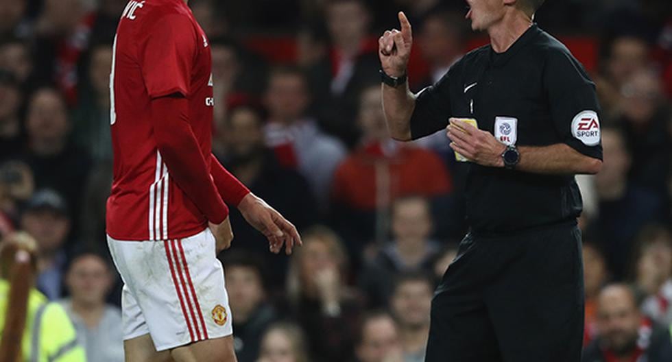 El árbitro inglés Mike Dean protagonizó la nota pintoresca del derbi Manchester United vs Manchester City, al oler a su asistente Ian Hussin en una actitud extraña. (Foto: Getty Images)