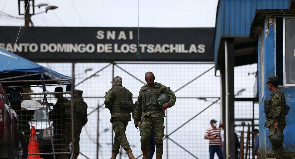 Soldados vigilan hoy la cárcel de Santo Domingo de los Tsáchilas, donde se acaba de suceder un motín con decenas de muertos. (Ecuador). EFE/José Jácome