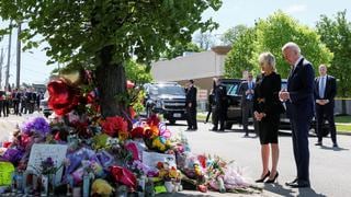 Flores blancas y señal de la cruz: los Biden visitan lugar de matanza racista de Buffalo