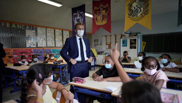 El presidente francés Emmanuel Macron posa durante una visita a la escuela primaria de Bouge en el distrito de Malpasse de Marsella, sur de Francia, el 2 de septiembre de 2021. (EFE / EPA / Daniel Cole).