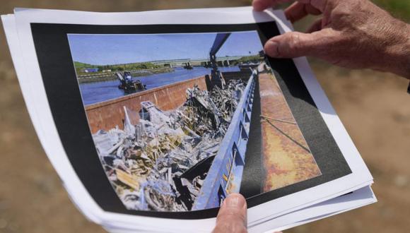 Dennis Diggins, ex primer subcomisionado del Departamento de Saneamiento de la ciudad de Nueva York, muestra imágenes de la remoción de escombros después de los ataques terroristas del 11 de septiembre en el World Trade Center en el vertedero Fresh Kills en el distrito de Staten Island de la ciudad de Nueva York. (Foto: Angela Weiss / AFP).