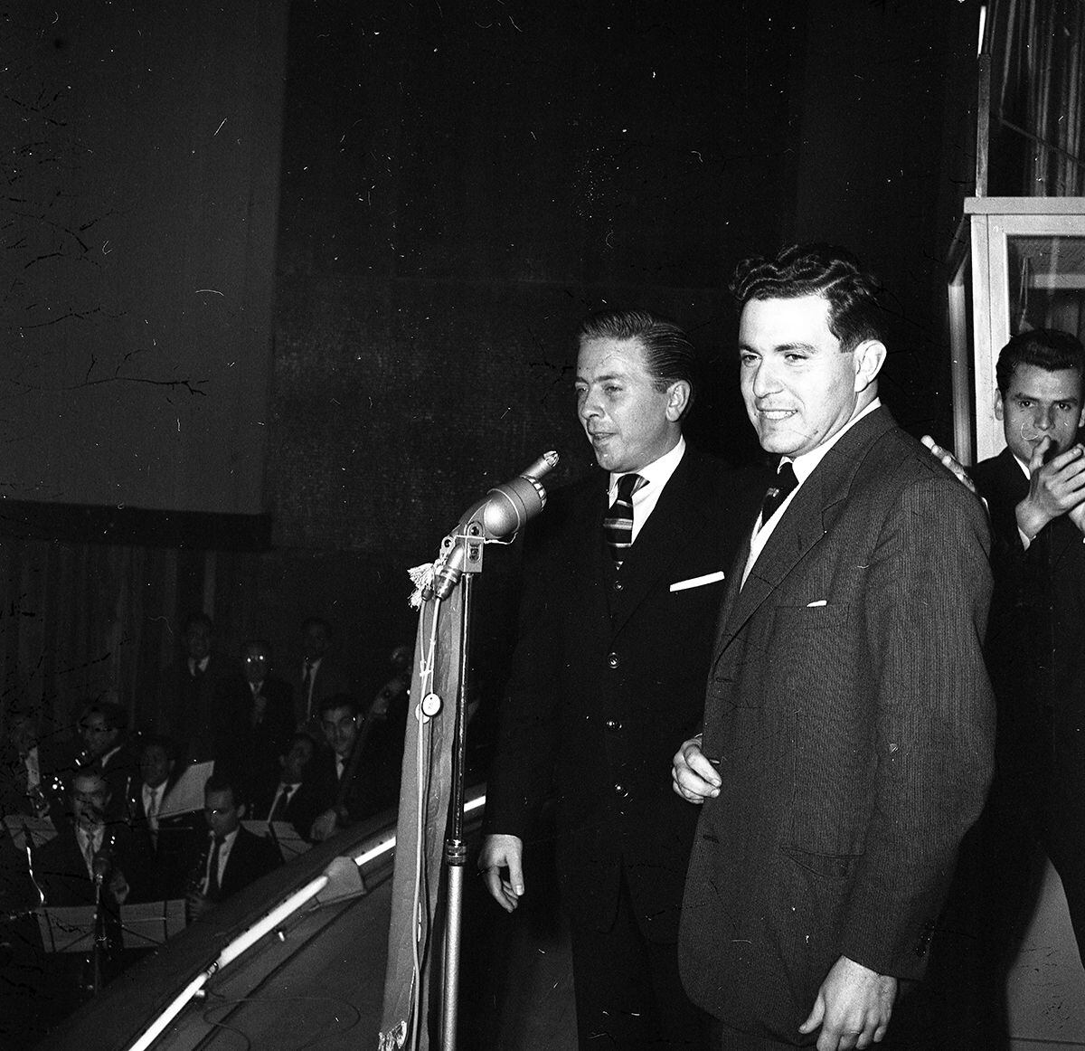 Lima, 28 de setiembre de 1956. El ingeniero Tomás Unger participa en el programa concurso "Helen Curtis pregunta", conducido por Pablo de Madalengoitia. (Foto: GEC Archivo Histórico)