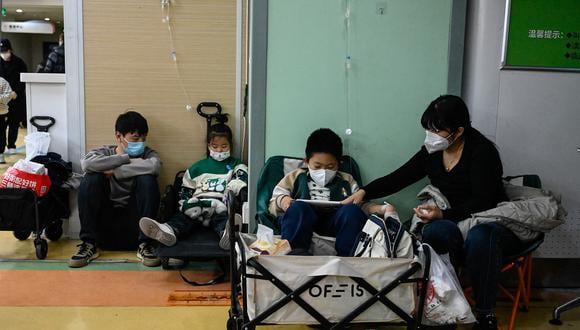 Niños reciben un goteo en un hospital infantil de Beijing el 23 de noviembre de 2023. (Foto de Jade Gao / AFP)