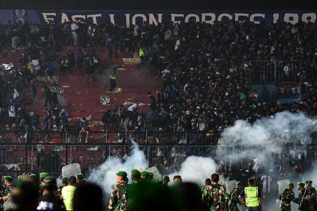 La policía dispara gases lacrimógenos contra la tribuna. (AFP).