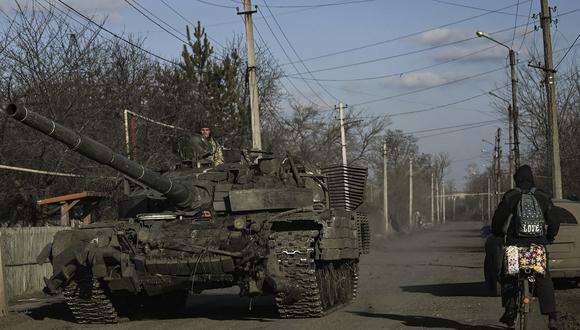 Militares ucranianos conducen un tanque en el pueblo de Chasiv Yar, cerca de la ciudad de Bakhmut en la región de Donbas el 5 de marzo de 2023, en medio de la invasión rusa de Ucrania. (Foto de Aris Messinis / AFP)