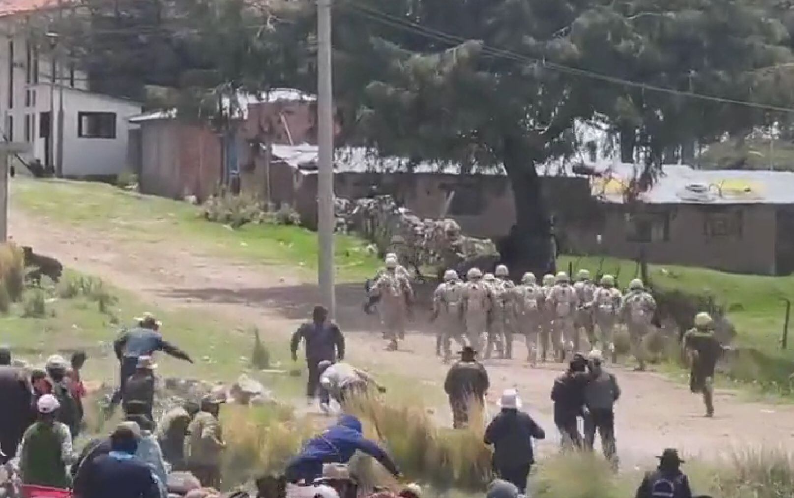 Un video en redes sociales muestra como militares fueron atacados con piedras y avellanas por un grupo de manifestantes. Sin embargo, fuentes de El Comercio confirmaron que sería un video del sábado pasado cerca a la base temporal de Juli.