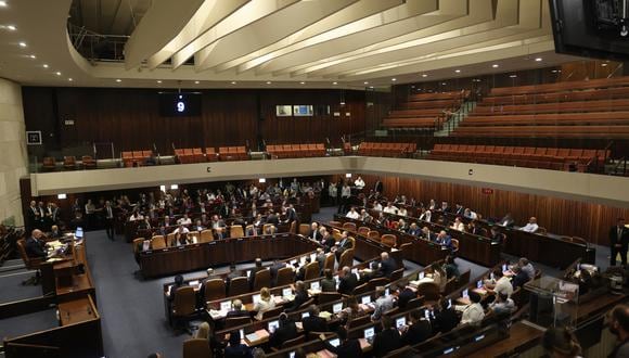 Los parlamentarios asisten a una sesión en la Knesset, el parlamento de Israel, en Jerusalén el 24 de julio de 2023, en medio de una ola de protestas de meses contra la reforma judicial planificada por el gobierno. (Foto de RONALDO SCHEMIDT / AFP)