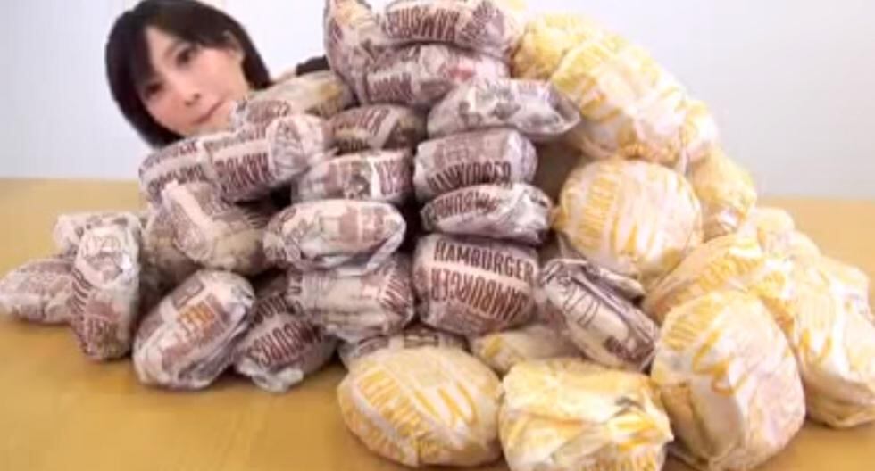 Ella es la chica japonesa que consiguió comerse 100 hamburguesas que la dejaron tirada en el suelo llena de dolor de panza. (Foto: Facebook)