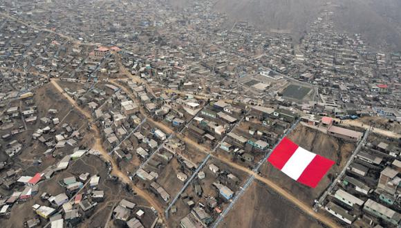 La bandera más grande del Perú se luce en lo alto del cerro Alto Incahuasi, Comas. Homenaje bicolor por el bicentenario. (Foto: El Comercio)