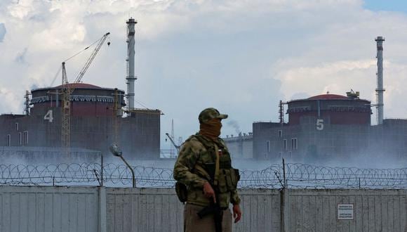Un militar ruso hace guardia cerca de la planta de energía nuclear de Zaporizhzhia, en Ucrania, el 4 de agosto de 2022. (REUTERS /Alexander Ermochenko).