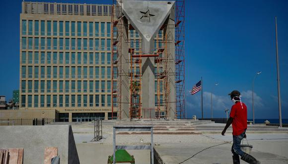 Cuba levanta bandera gigante de concreto frente a la embajada de Estados Unidos en La Habana. (Foto: YAMIL LAGE / AFP).