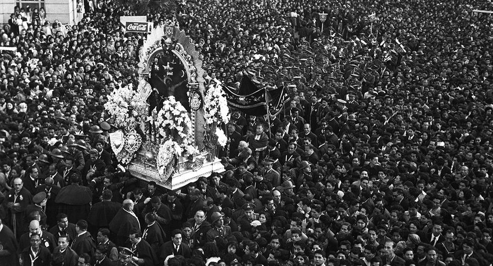 Lima, 28 de octubre de 1955. La sagrada imagen del Señor de los Milagros en su salida del Hospital Loayza, entre miles de fieles creyentes. (Foto: GEC Archivo Histórico)