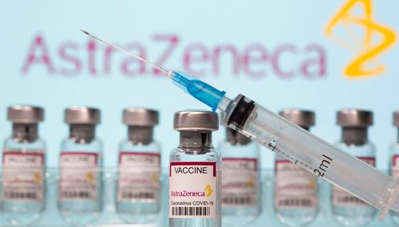 A pesar de los coágulos que parecen estar relacionados a la vacuna de AstraZeneca, el Reino Unido la sigue recomendando. (Foto: Reuters/ Dado Ruvic)