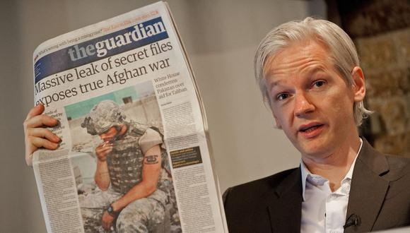 El fundador de WikiLeaks, Julian Assange sostiene el periódico The Guardian durante una conferencia de prensa en Londres el 26 de julio de 2010, tras la publicación de decenas de miles de archivos militares filtrados sobre la guerra en Afganistán. (AFP FOTO/Leon Neal).