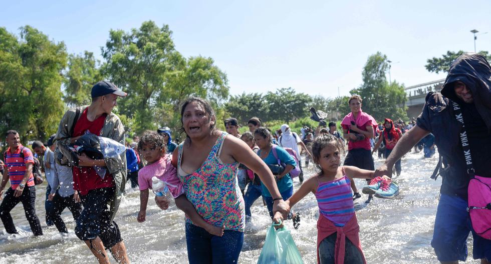 Migrantes de Centroamérica viajan en caravana hacia Estados Unidos, arriesgando sus vidas y las de sus familias. AFP