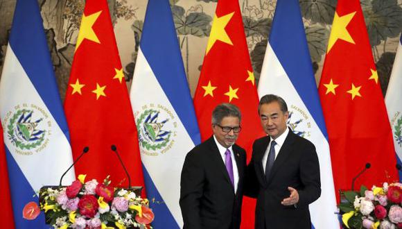 El canciller de El Salvador, Carlos Castañeda, y el ministro de Relaciones Exteriores de China, Wang Yi, se unieron durante una ceremonia de firma para marcar las nuevas relaciones diplomáticas entre ambos países. (Foto: AP)