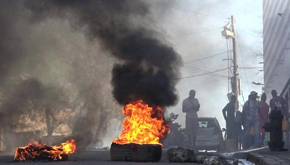 Neumáticos en llamas cerca de la prisión principal de Puerto Príncipe, Haití, el 3 de marzo de 2024, después de una fuga de varios miles de reclusos. (Foto de Luckenson JEAN / AFPTV / AFP)