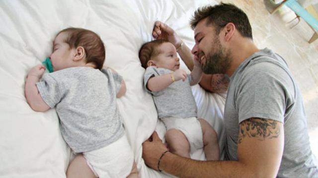 Ricky Martin junto a Matteo y Valentino cuando eran unos recién nacidos. (Foto: Instagram)