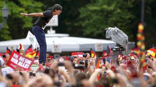 Löw rinde tributo al mar de hinchas que se reunió en Berlín