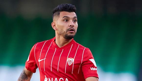 Tecatito Corona sufrió de una grave lesión en la práctica del Sevilla. (Foto: EFE)