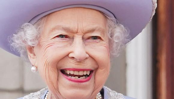 La Reina Isabel II de Gran Bretaña se encuentra en el balcón del Palacio de Buckingham mientras las tropas marchan durante el Desfile del Cumpleaños de la Reina, el Trooping the Colour. (JONATHAN BRADY / AFP).