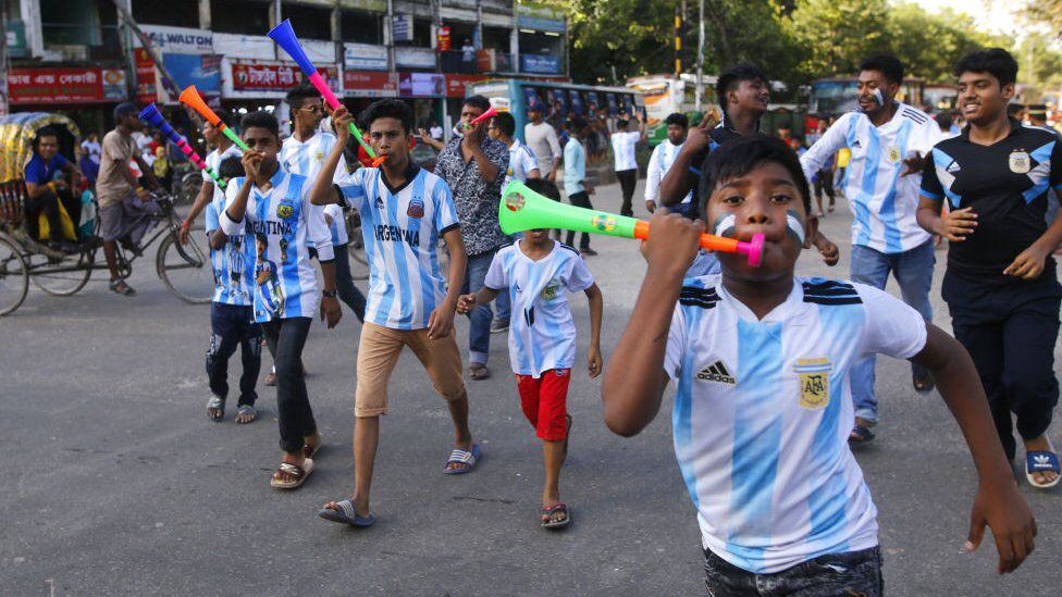 Supporters of the Argentine national team in Bangladesh during the 2018 World Cup. (GETTY IMAGES).