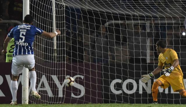 Sporting Cristal vs. Godoy Cruz: Viera anotó el 1-0 con remate de penal que dejó estático a Álvarez. (Foto: AFP)