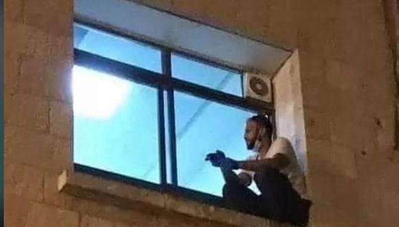 La imagen de Jihad Al-Suwaiti (30) en cuclillas, observando desde una ventana del hospital observando a su madre ha dado la vuelta al mundo. (Foto: Twitter/@mhdksafa).