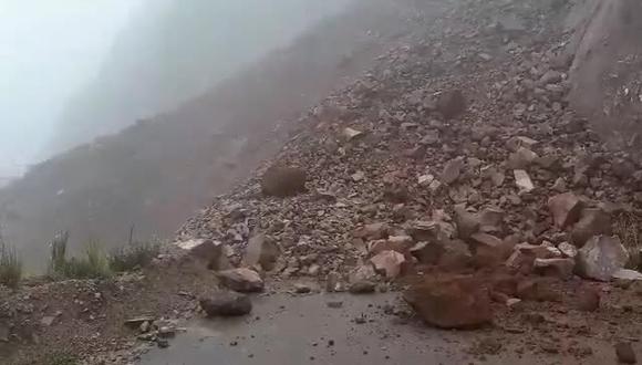 Deslizamiento de piedras y tierra bloquea vía Cusco-Paucartambo.