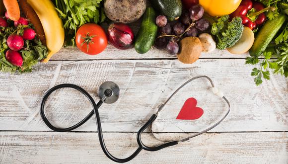 Una alimentación saludable es uno de los hábitos de autocuidado recomedados por la OMS para prevenir enfermedades, como las cardiovasculares.