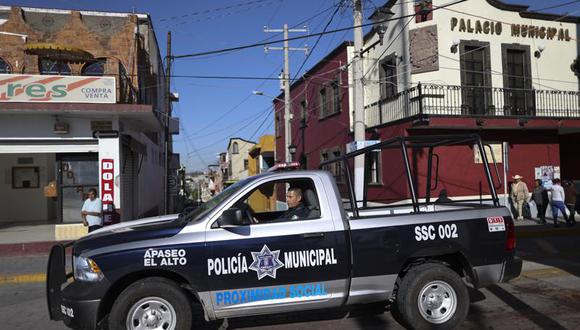 En esta fotografía de archivo, del pasado 10 de febrero de 2020, muestra a un policía pasando frente al ayuntamiento en Apaseo El Alto, estado de Guanajuato, donde la violencia del narcotráfico contra los agente de élite se ha agravado. (Foto AP / Rebecca Blackwell, archivo).