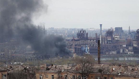 Imagen referencial. En esta foto tomada de un video, el humo se eleva del Combinado Metalúrgico Azovstal en Mariupol, en territorio bajo el gobierno de la República Popular de Donetsk, en el este de Ucrania, el martes 3 de mayo de 2022. (Foto AP)