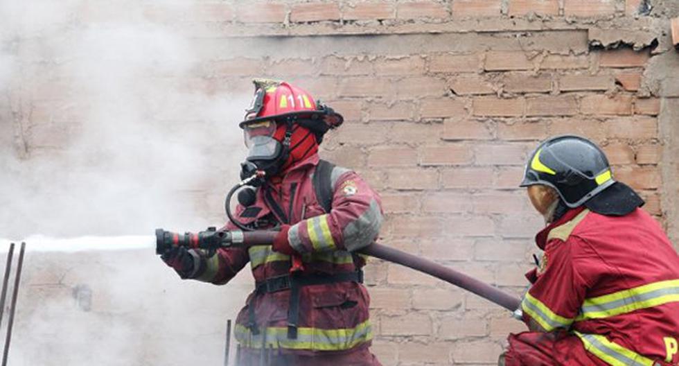 Bomberos encontraron un material peligroso al momento de apagar el incendio. No contaban con la vestimenta adecuada. (Foto: Andina)