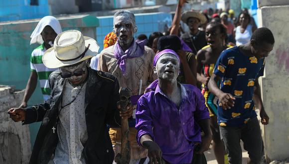 Cientos de haitianos se congregaron en el cementerio principal de Puerto Príncipe para celebrar un festival vudú con el que honran a sus muertos. (Foto: Matias Delacroix / AP)