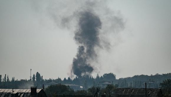 Esta fotografía tomada el 7 de octubre de 2022 muestra el humo que se eleva sobre Bajmut. Las fuerzas rusas están avanzando sobre esta ciudad amenazando con quitarle algo de brillo a las semanas de victorias ucranianas. (Foto: Yasuyoshi CHIBA / AFP)