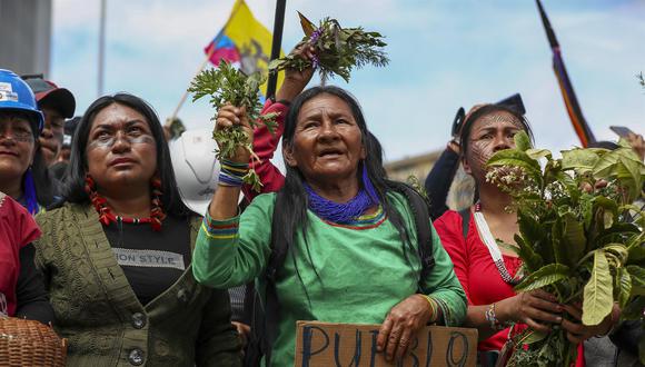 Cientos de personas participan en la Marcha de la Mujer, en apoyo al paro nacional convocado por la Confederación de Nacionalidades Indígenas del Ecuador, el 25 de junio de 2022 en Quito. (EFE/ José Jácome).
