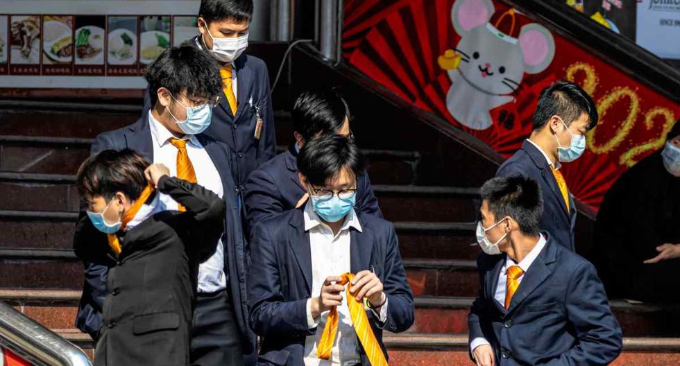 Un grupo de jóvenes con mascarillas en Guangzhou, China, ante el temor que despierta el coronavirus. (Foto: EFE/EPA/ALEX PLAVEVSKI)