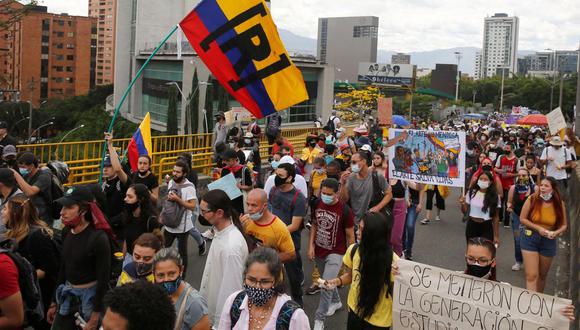 Manifestantes participan en la quinta jornada del paro nacional contra el gobierno de Iván Duque en Medellín, Colombia. (EFE/ Luis Eduardo Noriega).