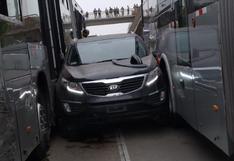 SMP: auto invade carril del Metropolitano y queda atrapado entre dos buses