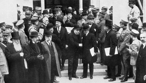 Foto del 7 de mayo de 1919, durante las negociaciones previas al Tratado de Versalles. La imagen muestra a los delegados aliados afuera del Gran Trianón, en París. Al medio, el primer ministro francés, Georges Clemenceau. (Getty Images)