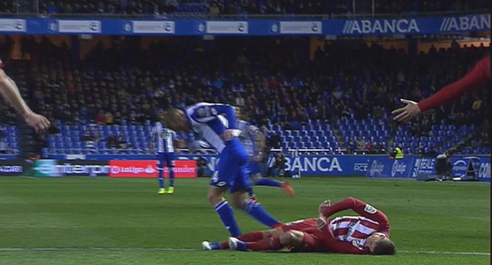 Fernando Torres chocó contra Álex Bergantiños y cayó al césped desmayado. (Foto: Captura YouTube)