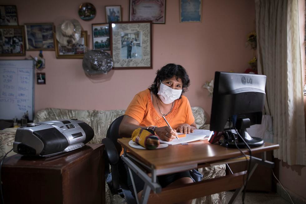 La sala de Martha, de 51 años, es ahora su aula. Ella cursa el tercero de primera en la modalidad de Educación Básica Alternativa. (Foto: Anthony Niño de Guzman/GEC)
